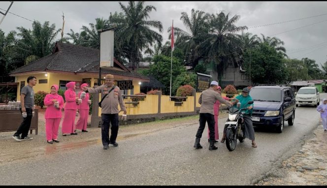 
					Polsek Beserta Bhayangkari Ranting Batahan Bagi – Bagi Takjil