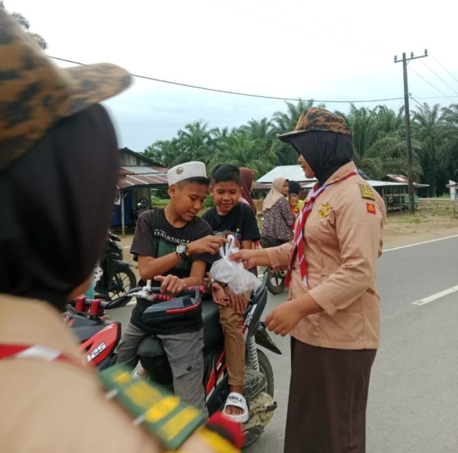 
					Pramuka SMA N 1 Batahan Berbagi takjil Kepada Masyarakat