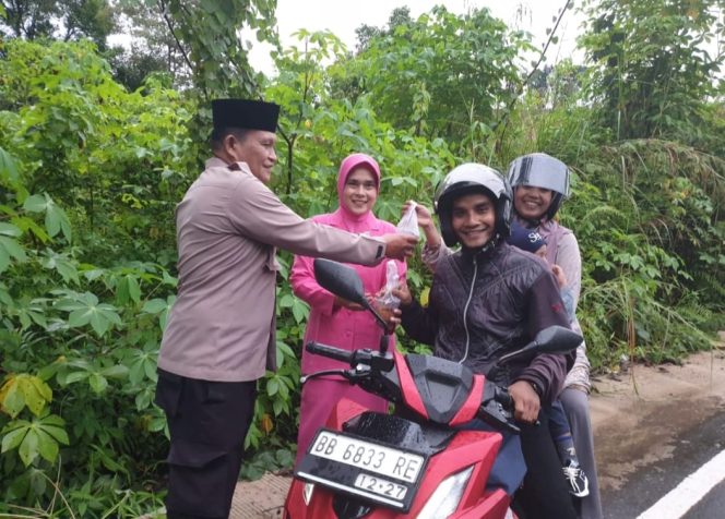 
					Polsek Lingga Bayu Beserta Bayangkari Gelar Bagi- bagi takjiL kepada masyarakat