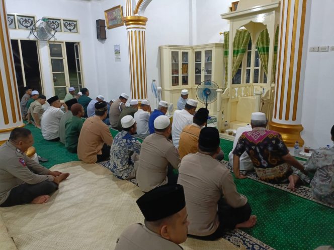 
					Kapolsek Linggabayu Salat Subuh Berjamaah Dengan Masyarakat