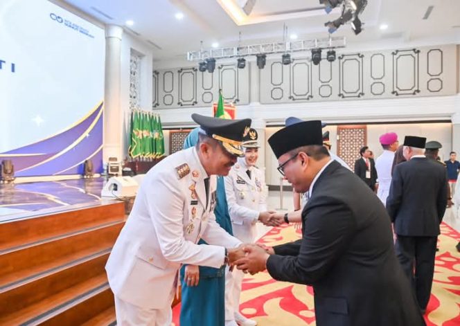 
					Wali Kota Padangsidimpuan Hadiri Pelantikan Bupati dan Wakil Bupati Madina