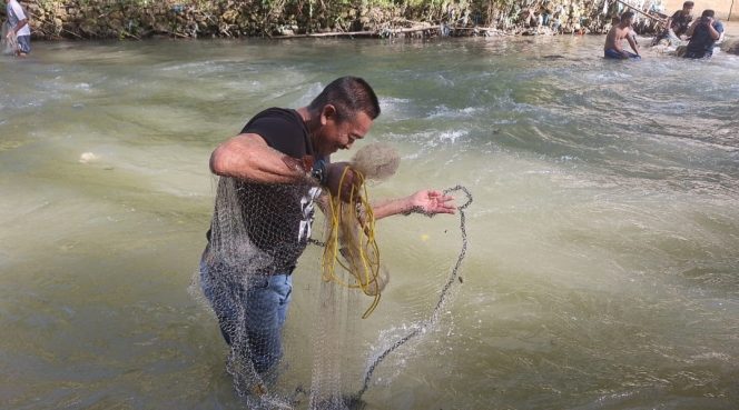 
					Bupati Madina Salurkan Hobby Tebarkan Jala di Pembukaan Lubuk Larangan Desa Tebing Tinggi