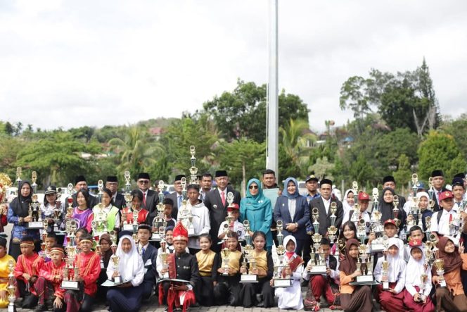 
					Pemenang Lomba Sambut Hardiknas ke 66 Madina Terima Piagam Hadiah Penghargaan