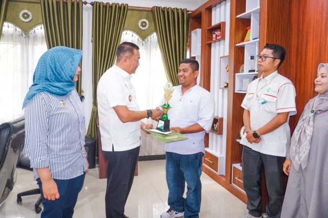 
					Bupati Madina dan Wabup Serahkan Hadiah Pemenang Akronim SAHATA