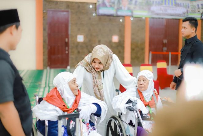 
					Saat Pemberangkatan, Ini Pesan Atika kepada Jemaah Calhaj Madina dan Keluarga