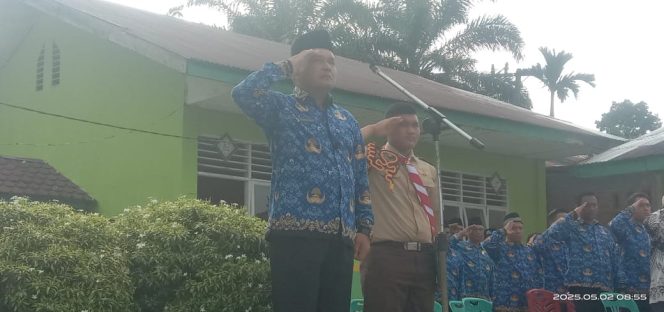 
					Camat Linggabayu Pimpinan Upacara Hardiknas ke 66 Tahun 2025