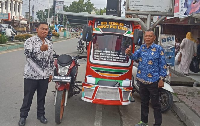 
					Momen Hardiknas 2025, Guru Inspiratif SMPN 7 Satu Atap Siobon Beri Kado Bus Sekolah untuk Siswa