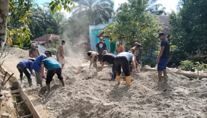 
					Pemdes Sido Makmur Dan Warga Desa Gotroy Perbaiki Jalan Utama