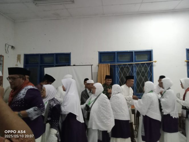 
					Camat Berangkatkan 19 Calhaj Asal Kotanopan ke Masjid Agung