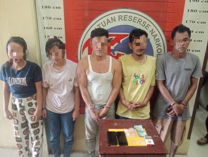 
					Lagi Pesta Sabu Di Kos-kosan, 2  Wanita Dan 3 Pria Di Ringkus Polres Palas