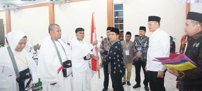 
					Bupati Berangkatkan Jamaah Haji Kloter 18 Asal Palas Embarkasi Medan Menuju Jeddah Arab Saudi
