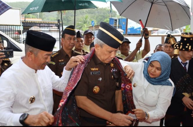 
					Kepala Kejaksaan Tinggi Sumut Diulosi Bupati dan Wakil Bupati Mandailing Natal