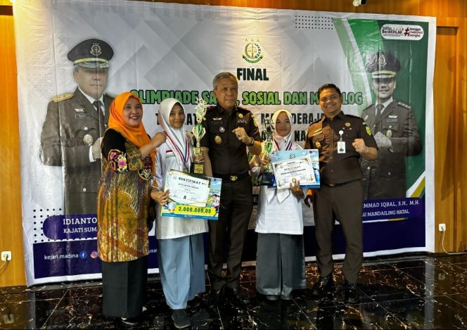 
					Dua Siswi Berprestasi MAN 1 Madina Terima Hadiah Olimpiade Sains Dari Kejatisu