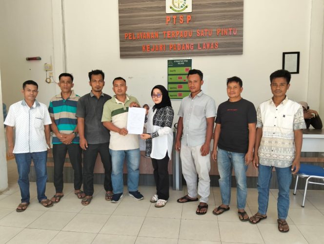 
					Setelah Ke Inspektorat, Warga Laporkan Kades Bonan Dolok Ke Kejari Sibuhuan