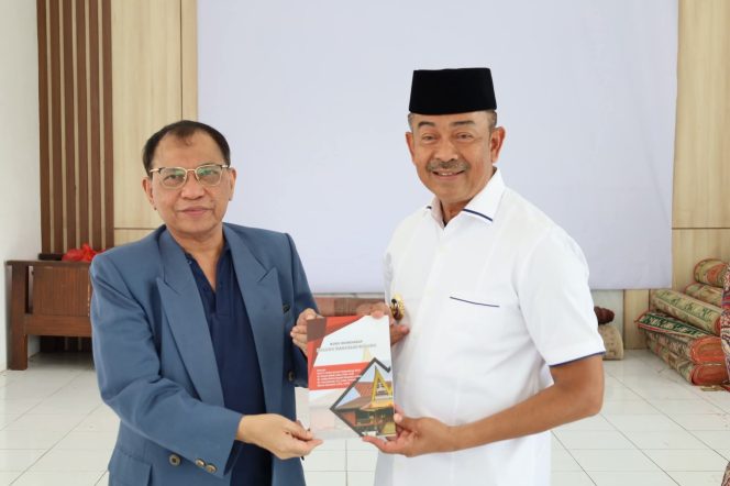 
					Pemkab Madina Terima Buku Monografi Holong Mangalap Holong