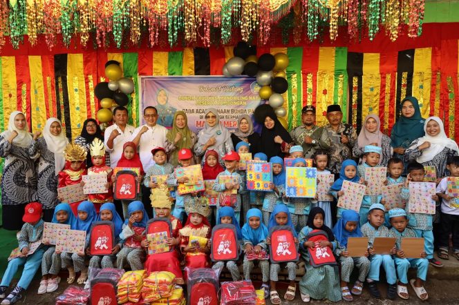 
					Bunda PAUD Madina Serahkan Bantuan Pakaian dan Alat Bermain untuk Kelompok Bermain Mawar Merah