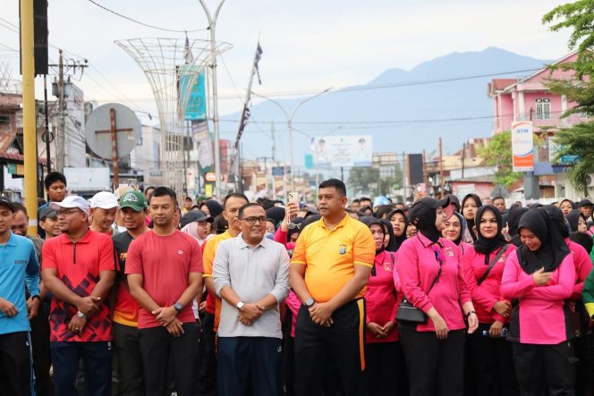 
					Sekdakab Ikuti Jalan Santai dan Senam Sehat Bersama Polres Madina