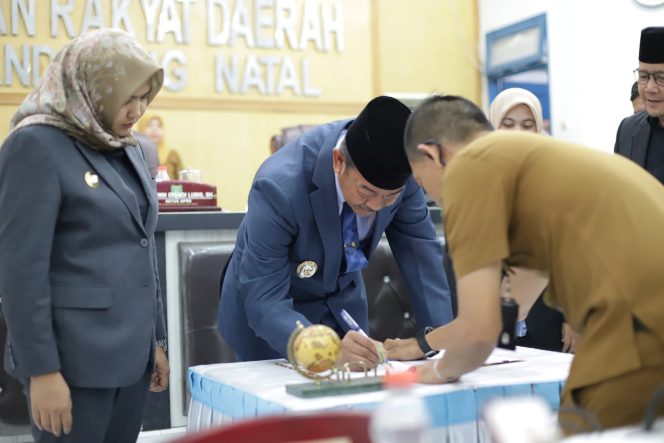 
					Bupati Madina Sebut Persetujuan RPJMD Wujud Sinergi Eksekutif dan Legislati
