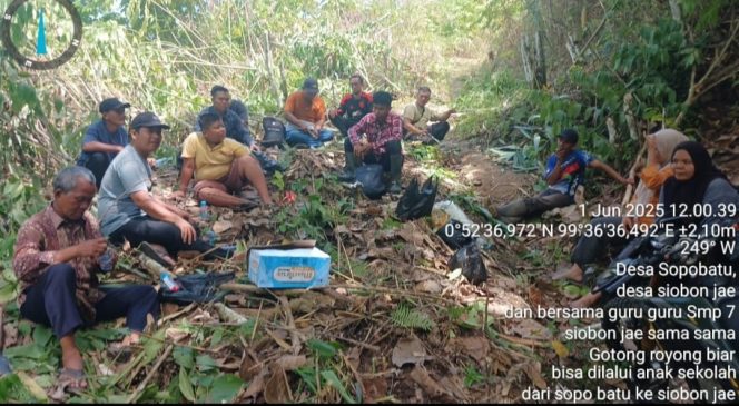 
					Harlah Pancasila, Kasek SMPN 7 Siobon Jae Gotong royong Buka Jalan Lintas ke Sopo Batu