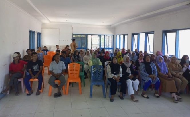 
					Puluhan Warga Pasar VI Gruduk Kantor Camat Natal, Minta Musdes RKPDes dan RAPBDes digelar Kembali