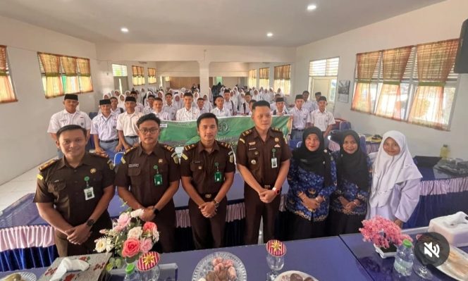 
					Para Peserta Didik Antusias Mengikuti Jaksa Masuk Sekolah di MAN 1 Madina