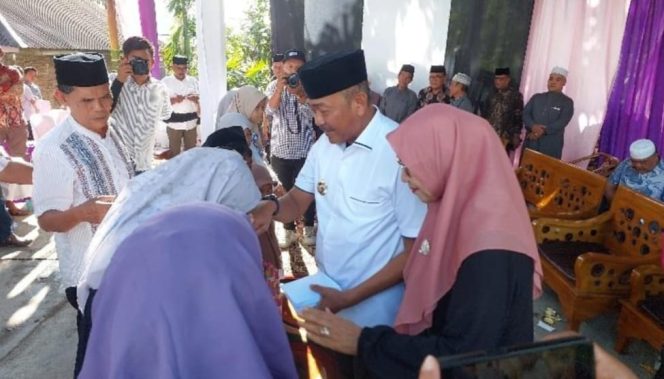 
					Bayar Nazar Terpilih Jadi Bupati Madina, Saipullah dan Istri Santuni 350 Anak Yatim di Kotanopan
