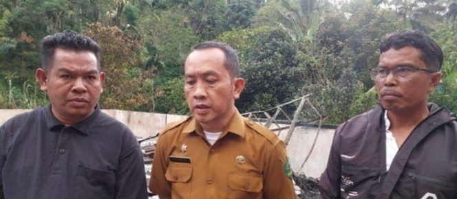 
					Plt Kadis Pendidikan Madina Turun Kelokasi SDN 225 Desa Aek Marian Muarapotan Yang Terbakar