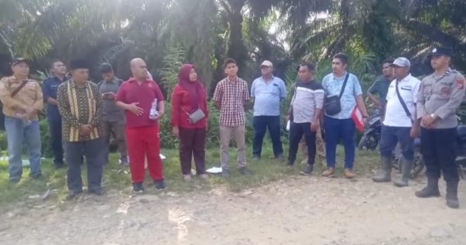 
					PN Madina Gelar Sidang Lapangan Perkara Perdata Sudarmaji dengan PT Palmaris Raya seluas 18 Ha