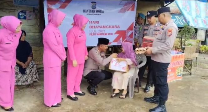 
					Sambut HUT Bhayangkara ke 79, Polsek Linggabayu Berikan Tali Asih Kepada Pakir Miskin dan Lansia