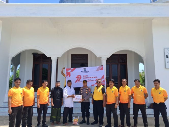 
					Polsek MBG Polres Madina Bhakti Religi Dalam Rangka HUT Bhayangkara Ke-79 Di Mesjid Al-Fath