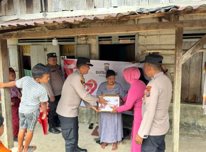 
					Polsek Batang Natal Bagikan Bansos Sembako Kepada Masyarakat Jelang HUT Bhayangkara ke 79