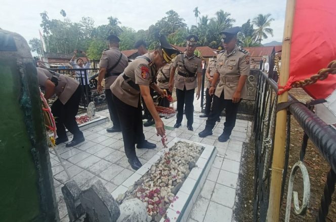 
					Rangkaian Peringati Hari Bhayangkara ke-79, Kapolres Palas Pimpin Ziarah dan Tabur Bunga