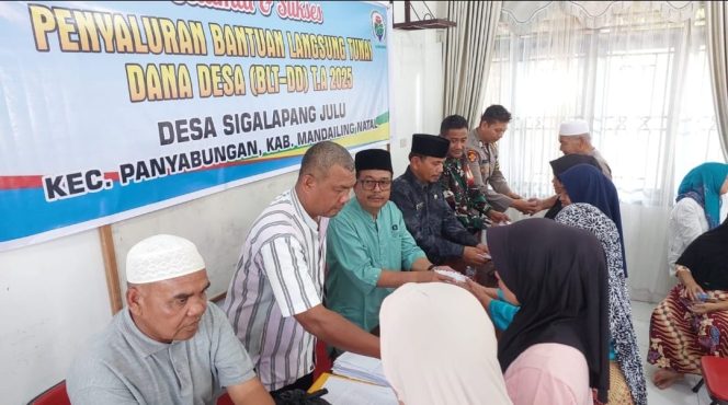 
					Pemdes Sigalapang Julu Bagikan BLT-DD Kepada 42 KPM