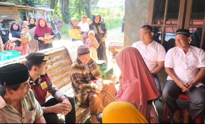 
					AR Seorang Narapidana Dikawal Polres Palas Saat Melayat Ibunya Meninggal Dunia