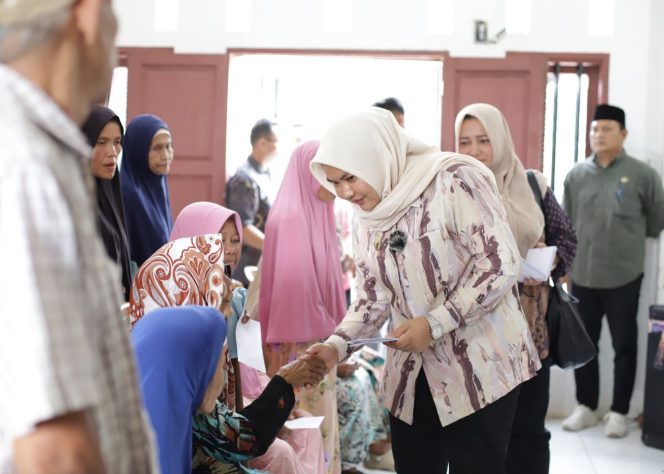 
					Tunaikan Janji, Wabup Madina Santuni Kaum Jompo di Desa Kayulaut