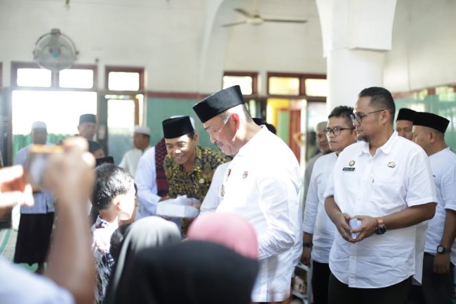 
					Bupati Madina Lanjut Bayar Nazar, Kali Ini Anak Yatim di Siabu Terima Tali Asih