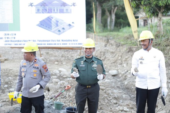 
					Bupati Madina Ikut Meletakkan Batu Pertama SPPG Polres Madina