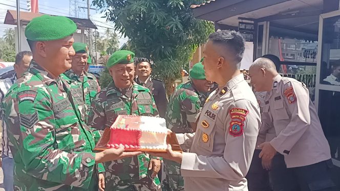 
					Rangka HUT Bhayangkara ke 79, TNI Kodim 0212 TS Sambangi Kantor Polsek Panyabungan