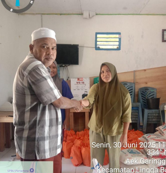 
					Pemdes Aek Garingging Salurkan Sembako kepada Kaum Duafa dan Fakir Miskin