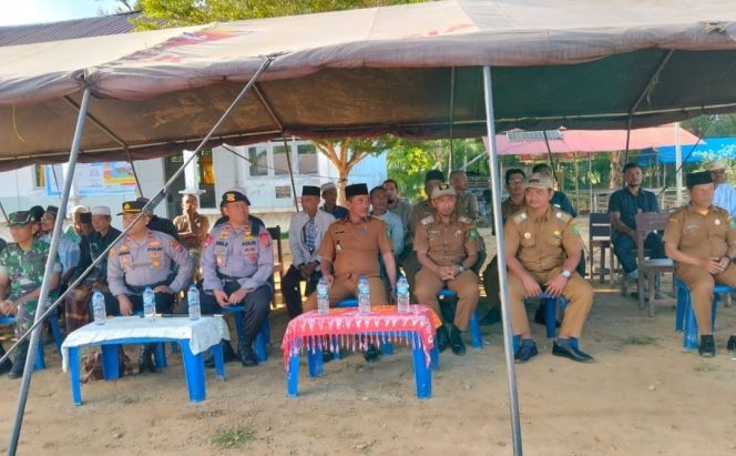 
					Camat dan Kapolsek di Upacara HUT Bhayangkara ke 79 Korps Brimob Batalyon C di Sulang Aling