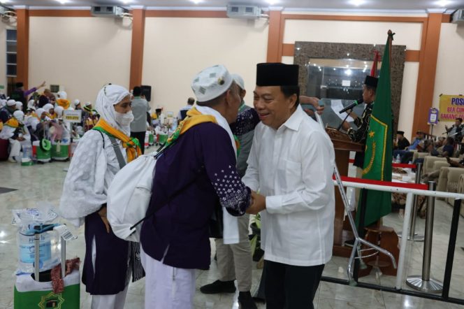 
					Wabup jafar Syahbuddin Ritonga Sambut Rombongan Haji Kloter 20 Asal Tapsel di Embarkasi Medan