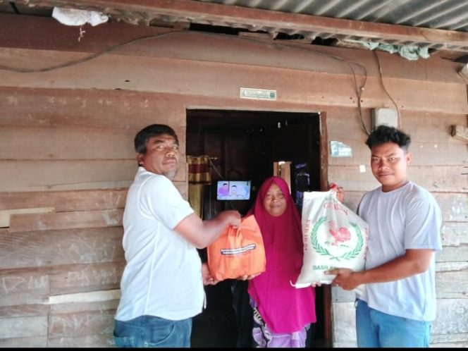 
					Pemdes Sasaran Salurkan Bantuan Sembako Sebanyak 40 Paket