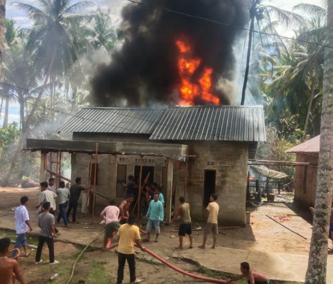 
					Dua Rumah Hangus Terbakar Di Desa Panggautan Natal Akibat Diduga Menimbun BBM