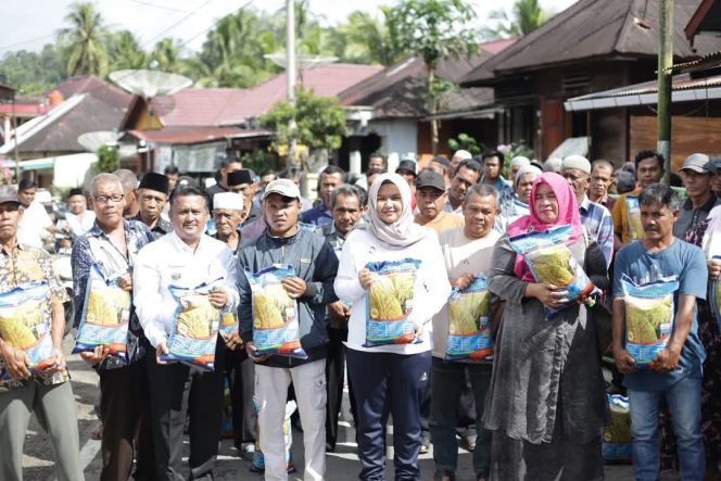 
					Wabup Madina Salurkan 23 Ton Bibit Padi untuk 162 Kelompok Tani di Kotanopan