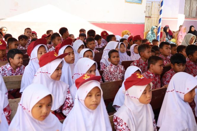 
					Tahun Ajaran Baru, Bupati Madina Imbau para Ayah Antar Anak ke Sekolah