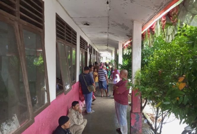 
					Orangtua Antar Siswa Potret Hari Pertama Masuk Sekolah di SDN 357 Natal