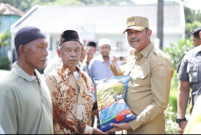 
					Dukung Ketahan Pangan Presiden, Bupati Madina Serahkan Bantuan Bibit Unggul Kepada Petani