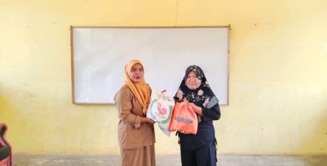 
					Pemdes Perkebunan Patiluban Salurkan Bantuan Sembako Sebanyak 40 Paket