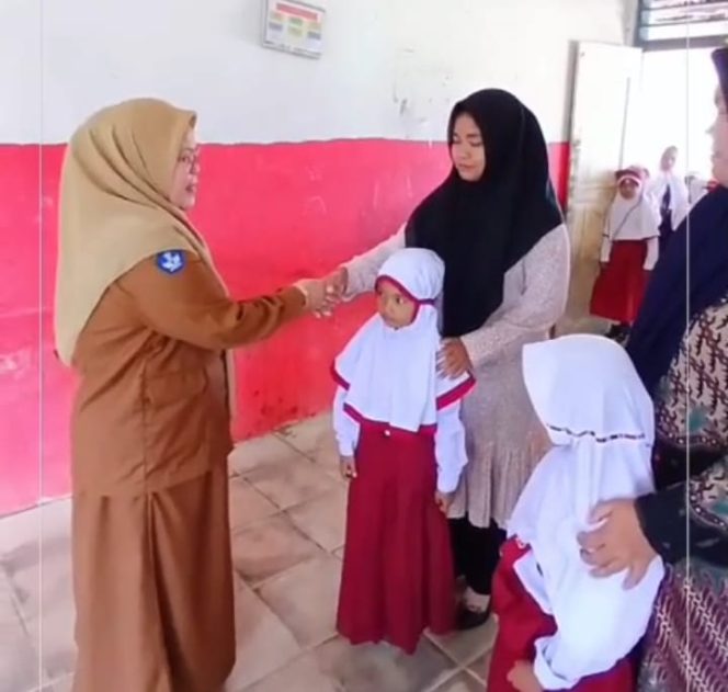 
					SDN 390 Desa Salibaru Terus Jalani MPLS Hari Ke-2 Masuk Sekolah Bersama Murid Baru