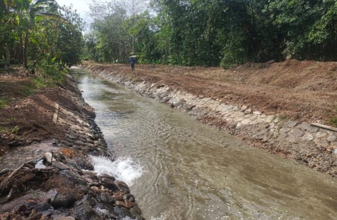 
					Air di Saluran Irigasi Yang Sebabkan Ribuan Hektar Sawah Gagal Tanam Sudah Mengalir